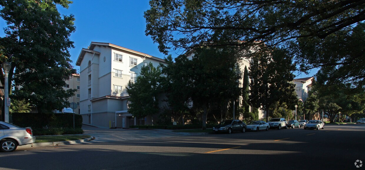 Building Photo - Belmont Village of Burbank