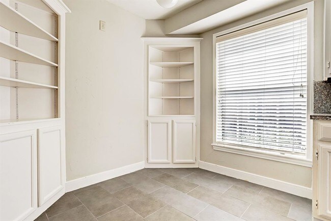 Building Photo - 6411 Pinehurst Dr