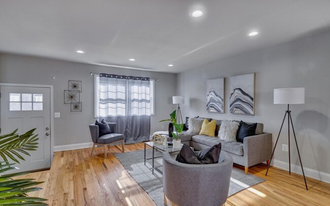 Foto del edificio - 2 Bedroom House Available With 2 car parki...