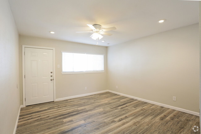 1BR,1BA - 528SF - LIVING ROOM - Paragon Apartments