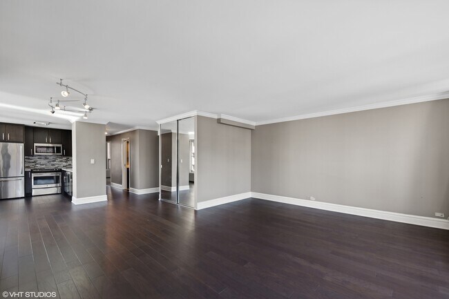 Foto del edificio - 1400 N State Pkwy