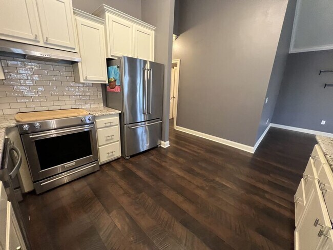 Foto del edificio - Spacious 3-Bed, 2-Bath Upstairs Unit with ...