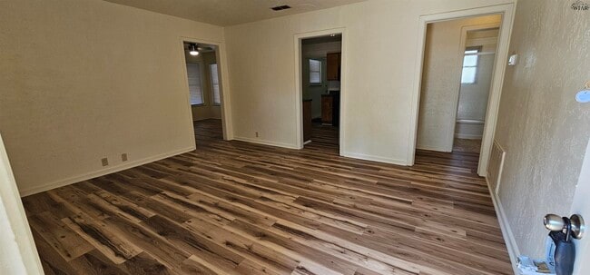 Foto del edificio - 521 W Inwood Dr