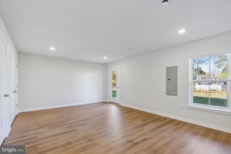 Building Photo - 308 Bennetts Ct