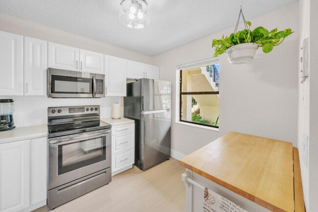 Building Photo - 22136 Palms Way
