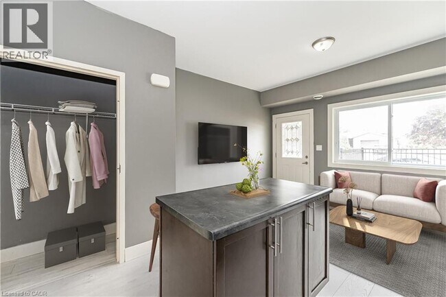 Photo du bâtiment - 689 Doon Village Dr