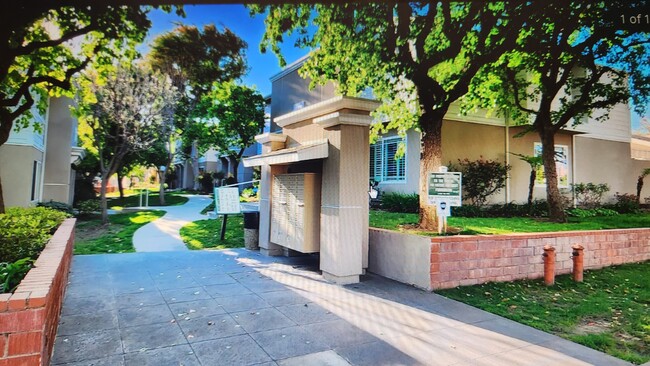 Building Photo - 10241 White Oak Ave