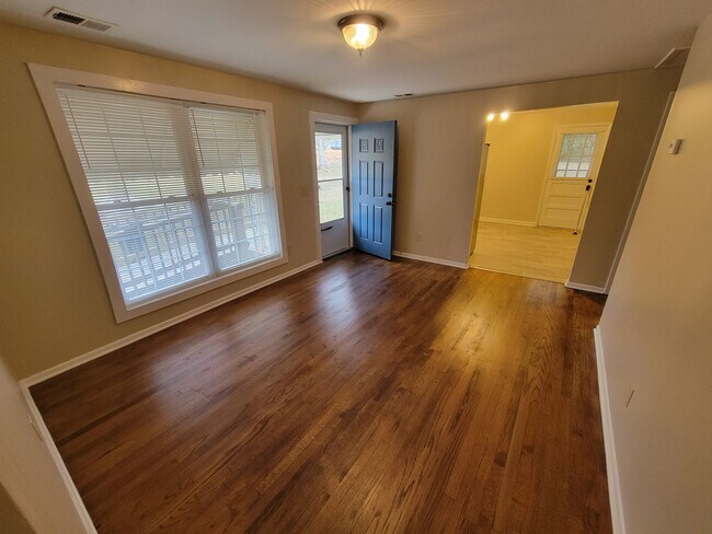 Building Photo - 4 Bed, 1 Bath Home off Woodruff Road is Available