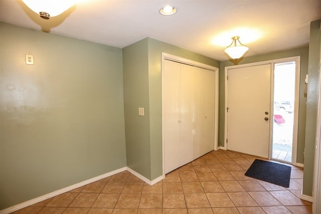 Building Photo - 15 Ascot Ct