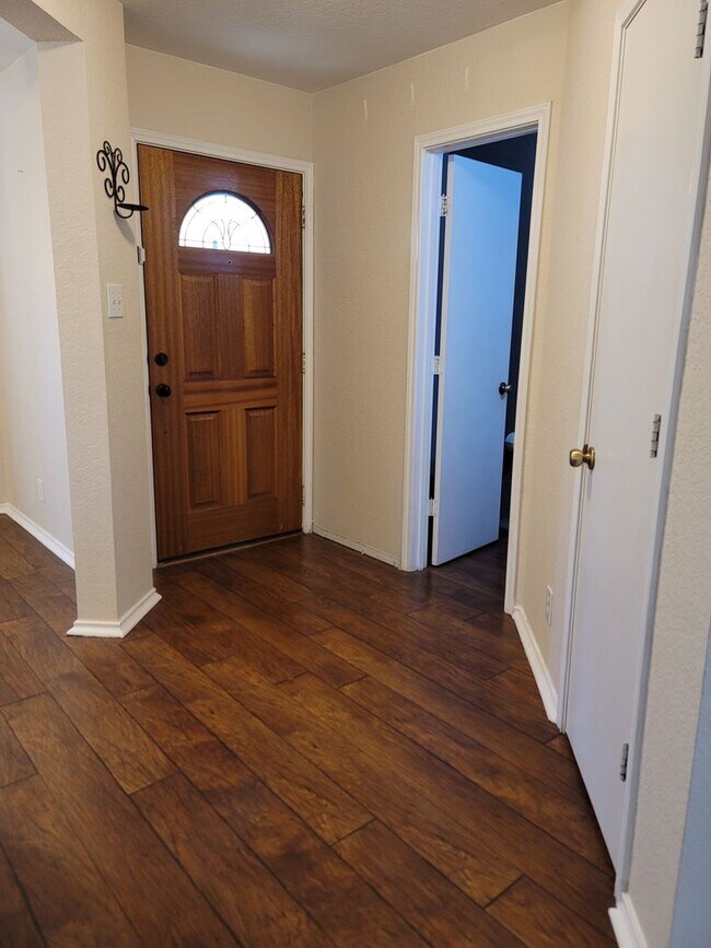 Foto del edificio - Spacious 3BR 2BA 1 Car Garage