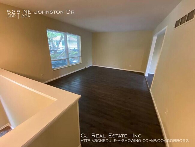 Foto del edificio - 525 NE Johnston Dr