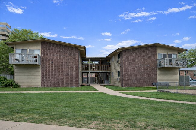 Foto del edificio - Updates, Simple Utilities, Awesome South Central Location - Maple Tree Apartments