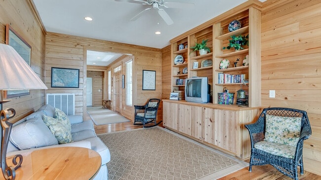 Building Photo - 630 Parker Dr