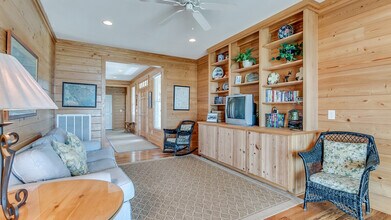 Building Photo - 630 Parker Dr