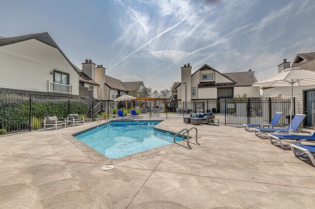 af vista a la piscina - Avia Lofts at Founders Road