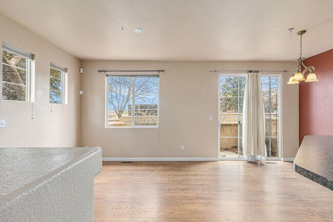 Foto del edificio - Townhouse, close to FT Carson, Cheyenne Mt...