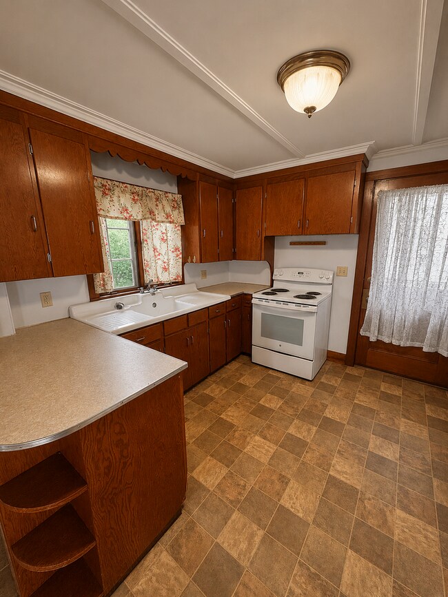 Foto del edificio - Spacious 4-Bedroom Home with Garage, Fenced Yard & Historic Character | Rochester, NH