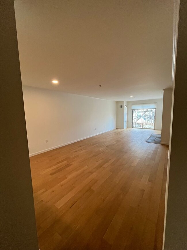 Building Photo - Wonderful 2BD/2BA with parking and storage...