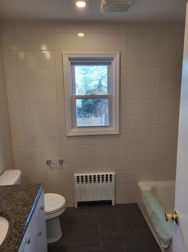 Full bathroom - 64 Nassau Blvd