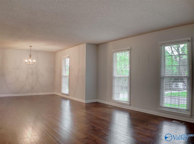 Building Photo - 812 Ashwood Dr