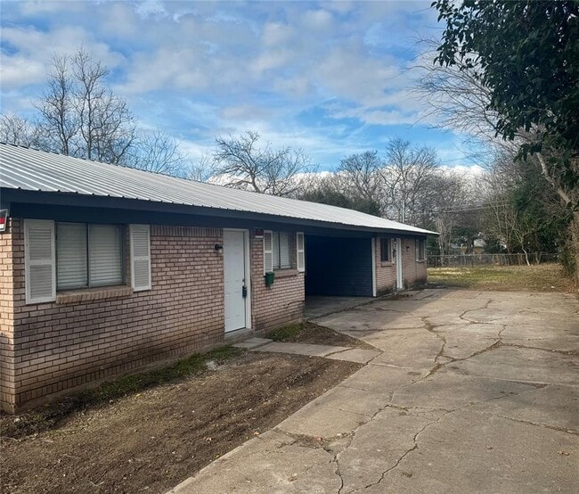 Building Photo - 202 W N Loop Blvd