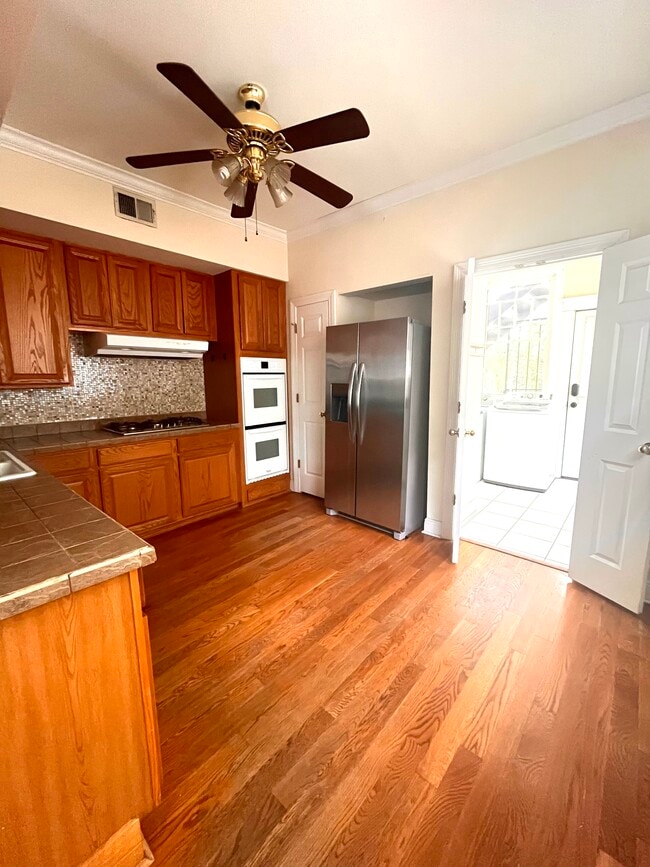 Cocina (la imagen corresponde a la unidad de la planta baja, pero la distribución es idéntica). - 2900 Palmer Ave