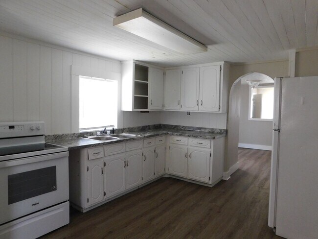 Building Photo - Cute 2 Bedroom 1 Bathroom House