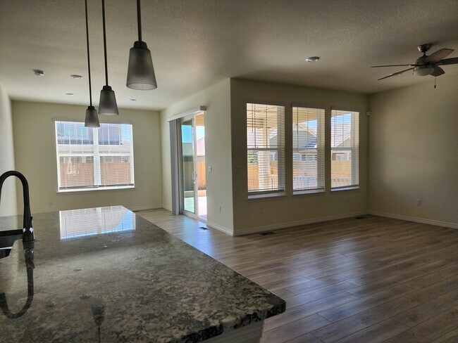 Cocina, sala de estar y comedor - 16384 Fillmore St
