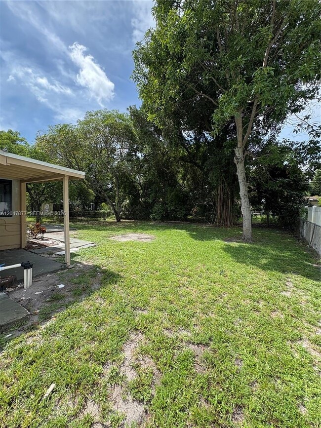 Foto del edificio - 650 NE 137th St