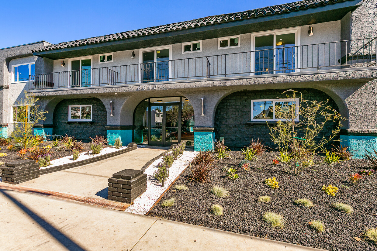 Foto principal - 6640 Woodley Ave