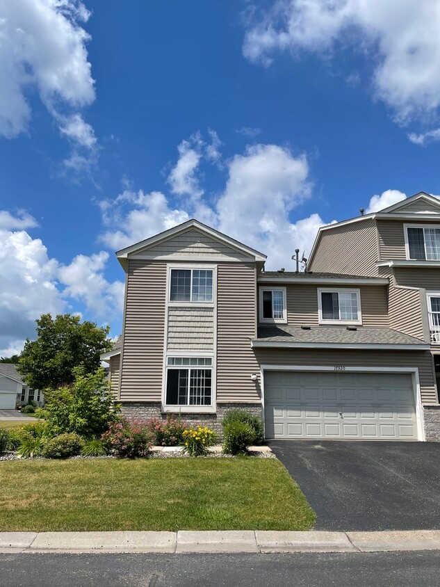 Primary Photo - Beautiful END UNIT Townhome- 3Bed/2.5Bath-...