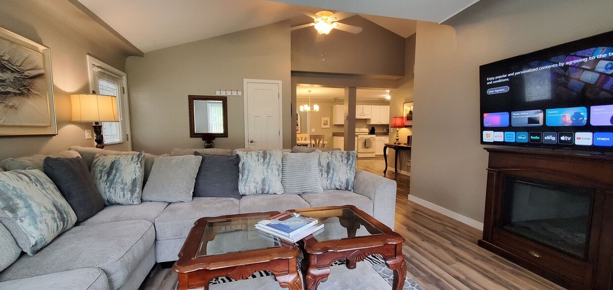 Foto principal - Furnished 3 Beds/2 Baths Old Mission Penin...