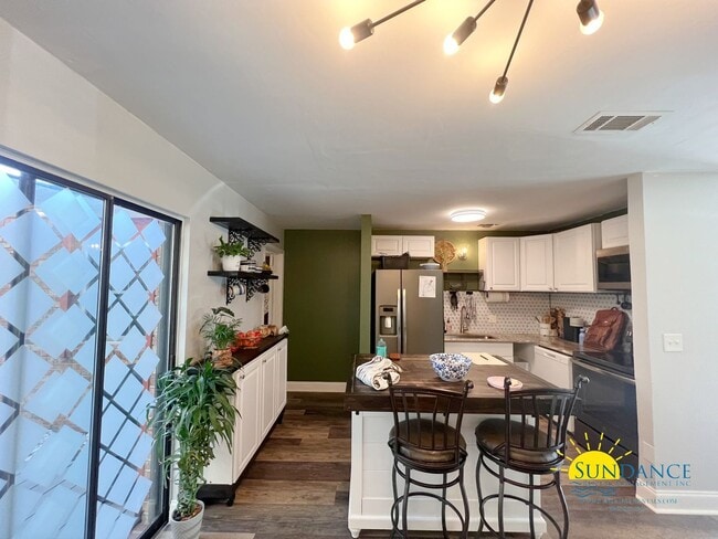 Building Photo - 2 Bedroom home with custom upgrades in the heart of Destin!