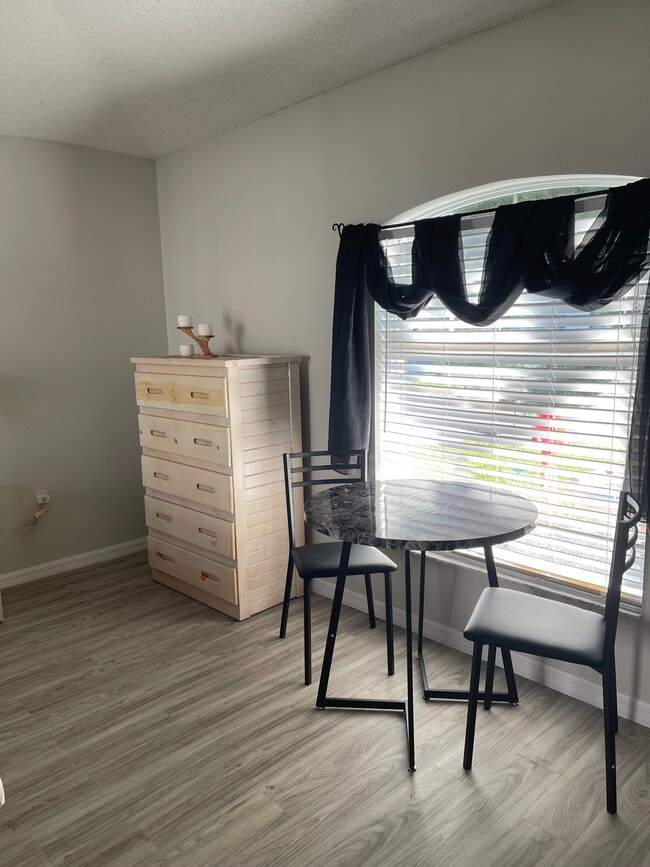 Foto del edificio - 1061 Jaybee Ave