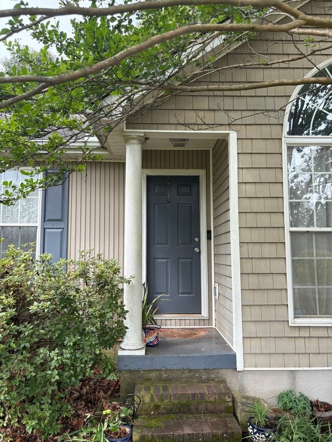 Building Photo - Large, private home in Rivercliff