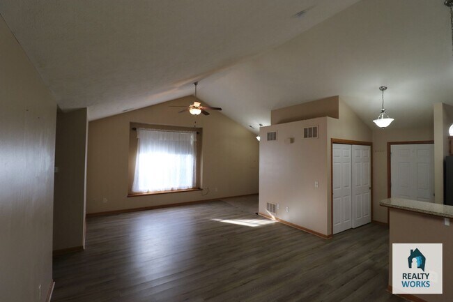 Building Photo - 2 Bedroom 1.5 Bathroom Open Concept Duplex!