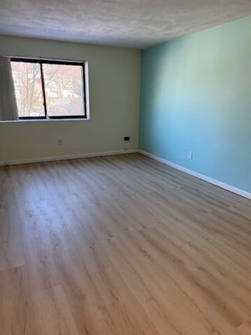 Building Photo - 32 Whites Ave