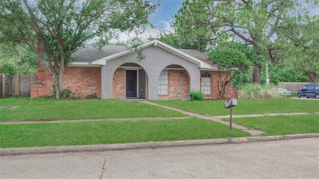 Building Photo - 10111 Heather Hill Dr