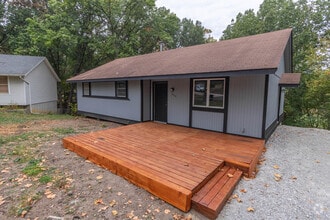Building Photo - 5714 N Maple Ct