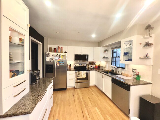 Foto del edificio - 319 E 100th Ter