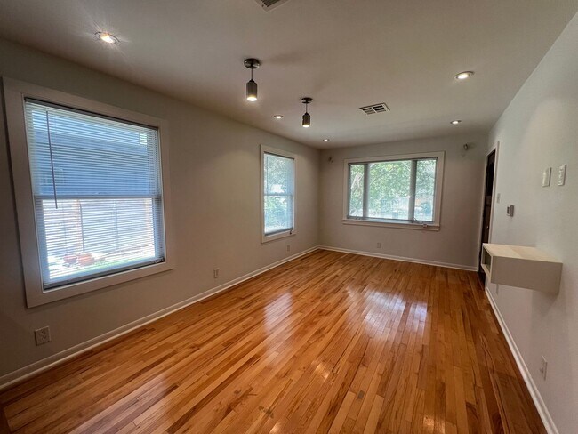 Building Photo - Renovated 3-bedroom/1-bath + Bonus Room in...