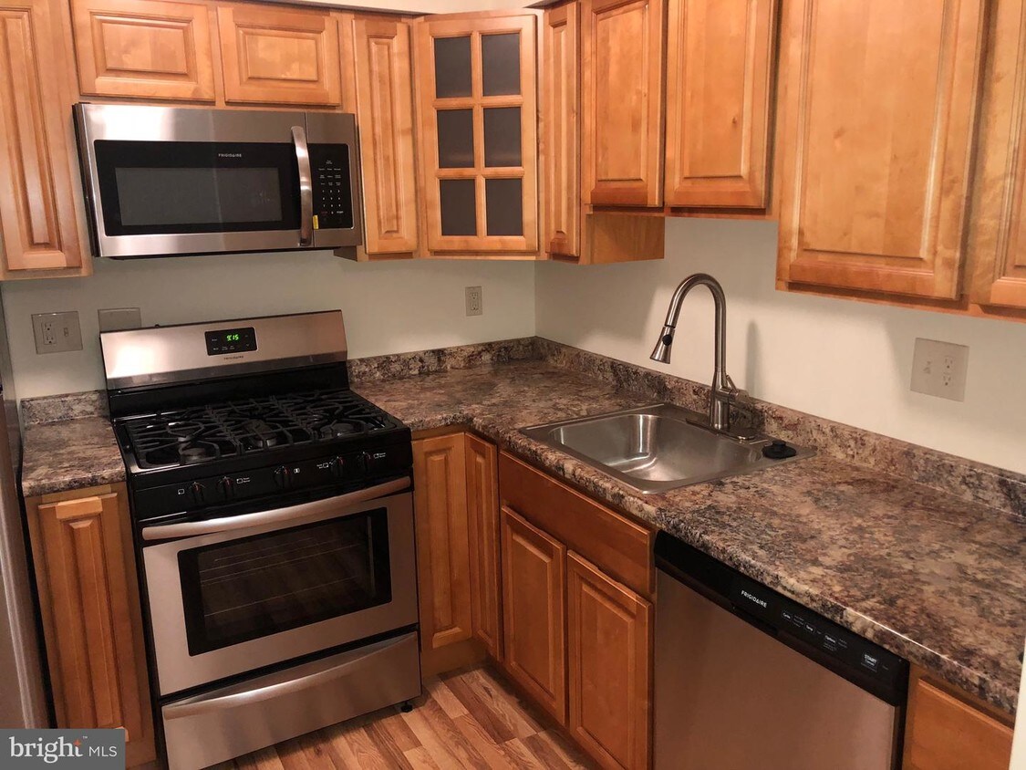 Foto principal - 8842 Cottage St