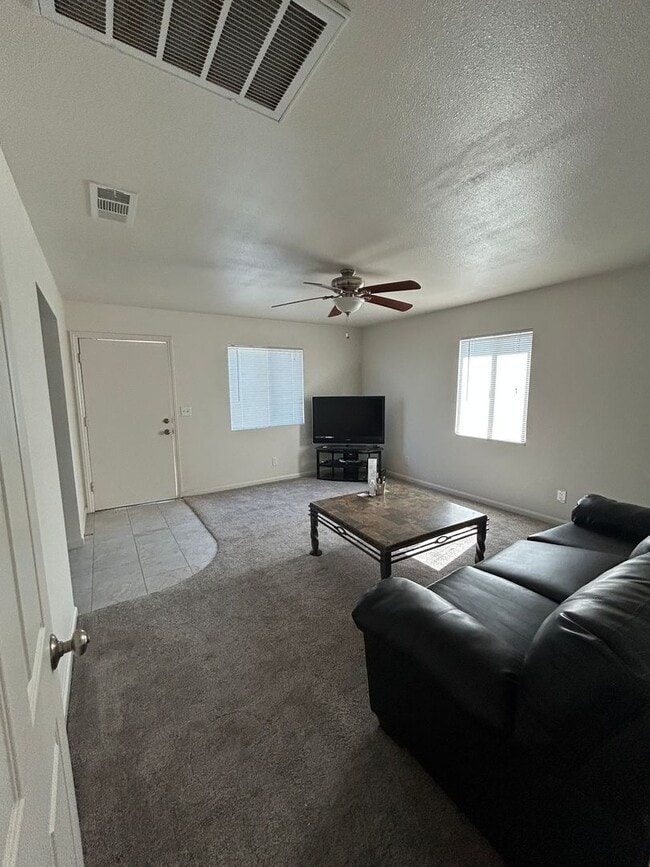 Foto del edificio - Why rent an apartment when you could have ...