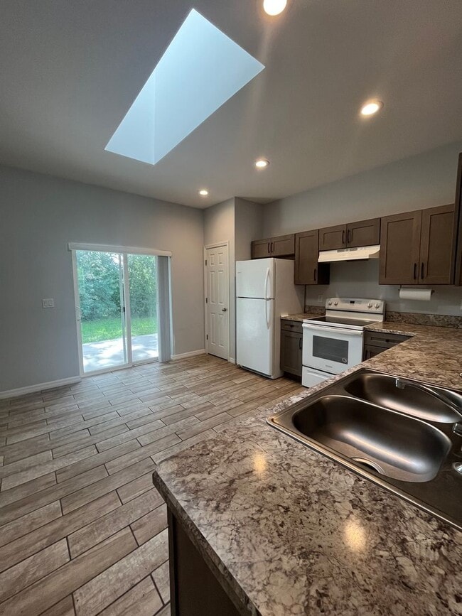 Building Photo - Spacious 3 Bedroom, 2 Bath Duplex – Newer ...