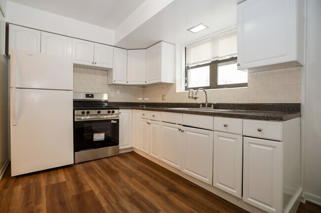 Building Photo - 9020 Lamon Ave