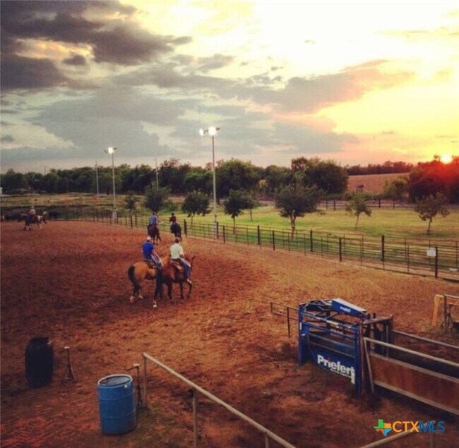 Foto del edificio - 1009 Tripp Ln