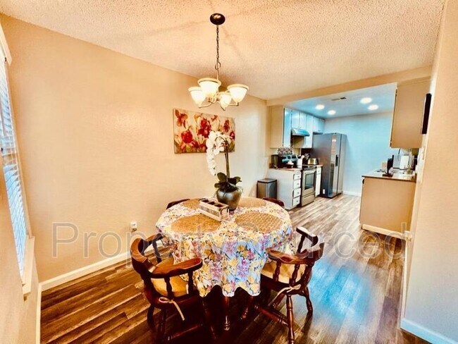 Foto del edificio - 468 Cherry Ln