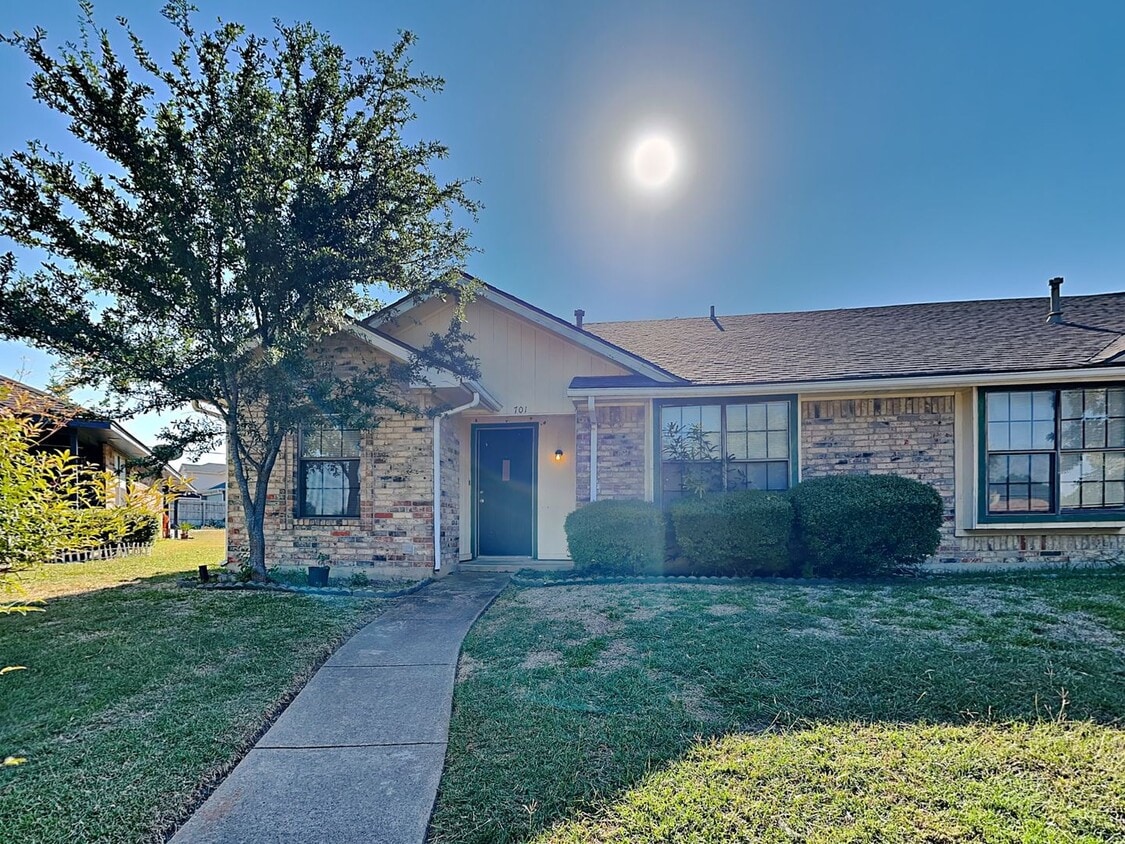 Newly Renovated Single Family Home | 2 BR/2BA | Covered Parking - Newly Renovated Single Family Home | 2 BR/2BA | Covered Parking