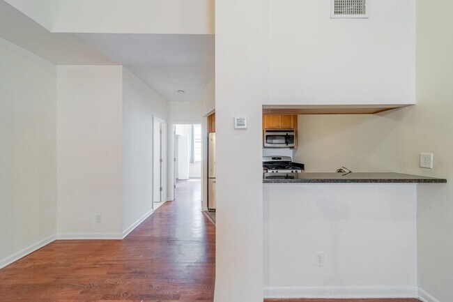 Building Photo - 341 Monmouth St