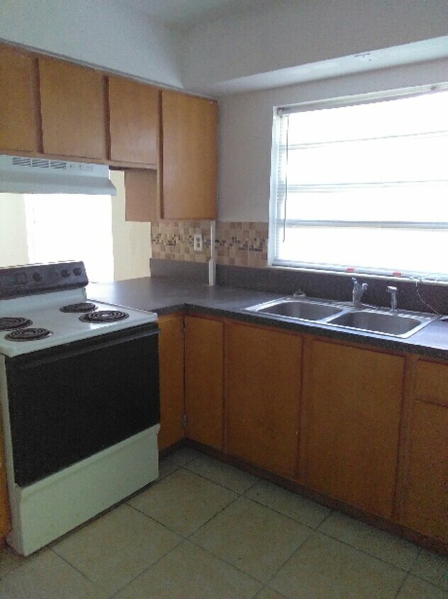 Building Photo - 2225 Leo Dr